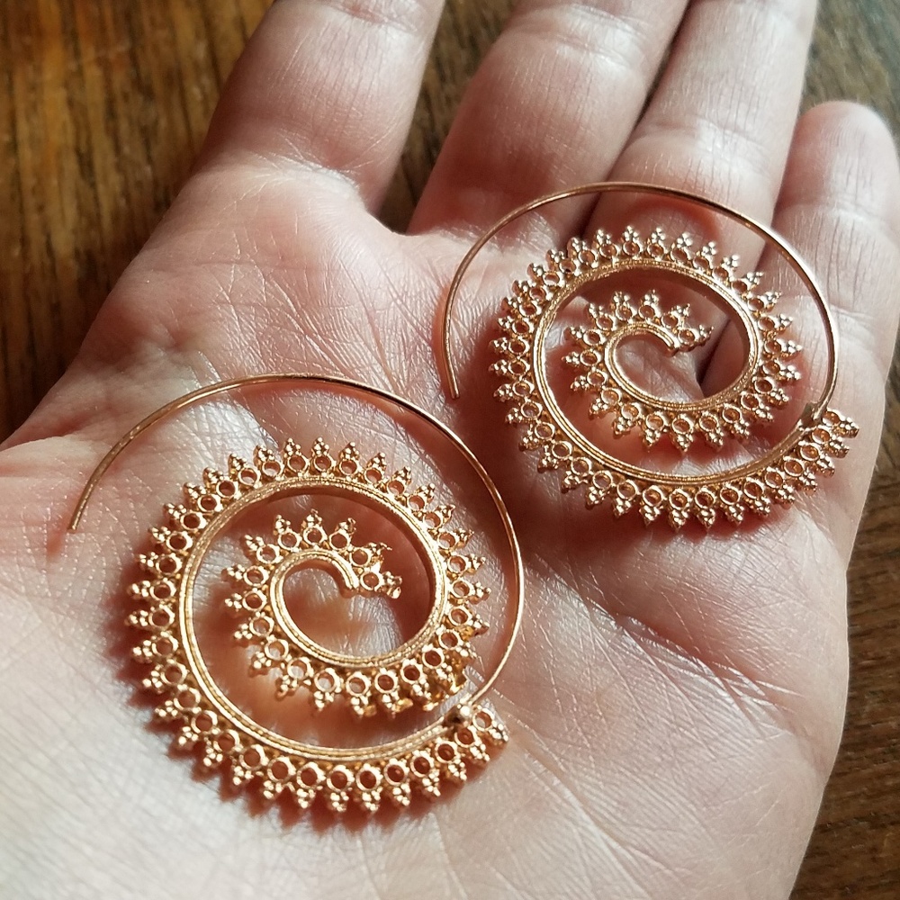 NWOT Gold Tribal Boho Swirl Hoops - Picture 2 of 3